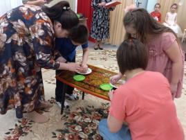 24 ноября в подготовительной группе "Солнышки" прошел праздник День матери. 24 ноября в подготовительной группе "Солнышки" прошел праздник День матери.