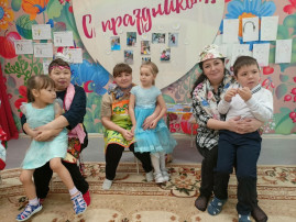 24 ноября в старшей группе "Пчёлки" прошло мероприятие, посвященное самому трогательному и нежному празднику "Дню матери". 24 ноября в старшей группе "Пчёлки" прошло мероприятие, посвященное самому трогательному и нежному празднику "Дню матери". .